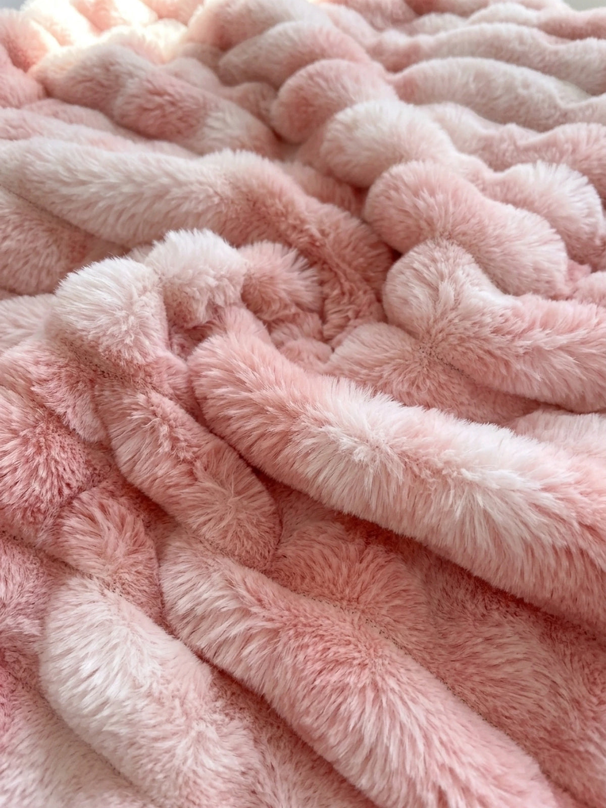 Nahaufnahme des Kunstfells in Pink mit Batikverlauf