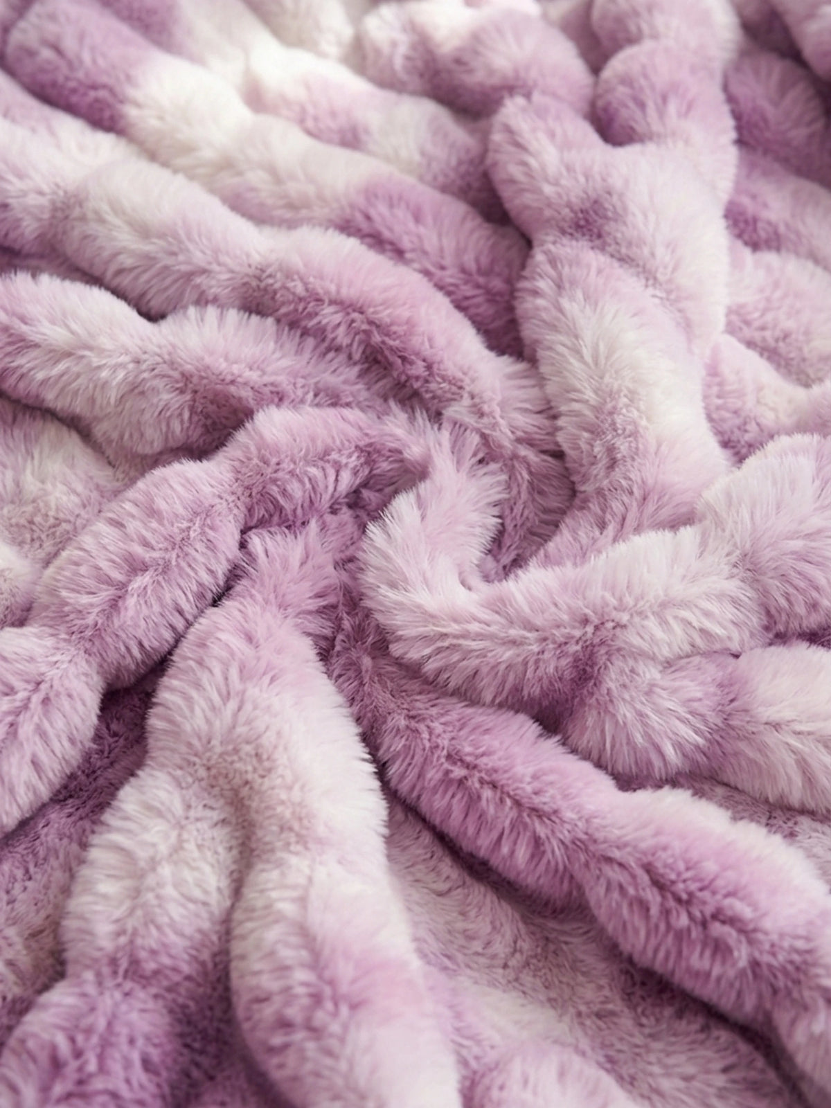 Nahaufnahme des Kunstfells in Lilac mit Batikverlauf